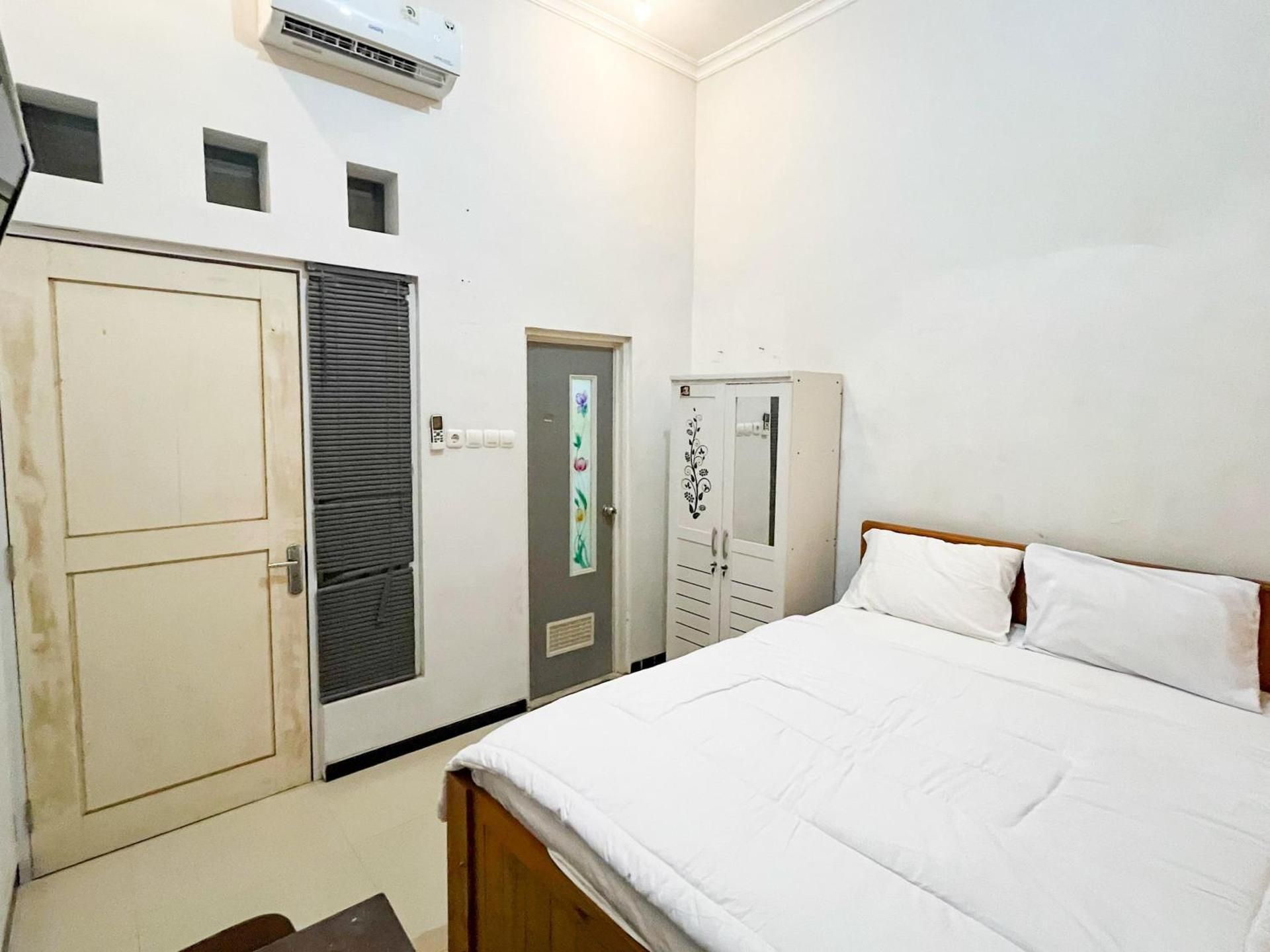 Oma Kost 3 Probolinggo Mitra RedDoorz Standard Room