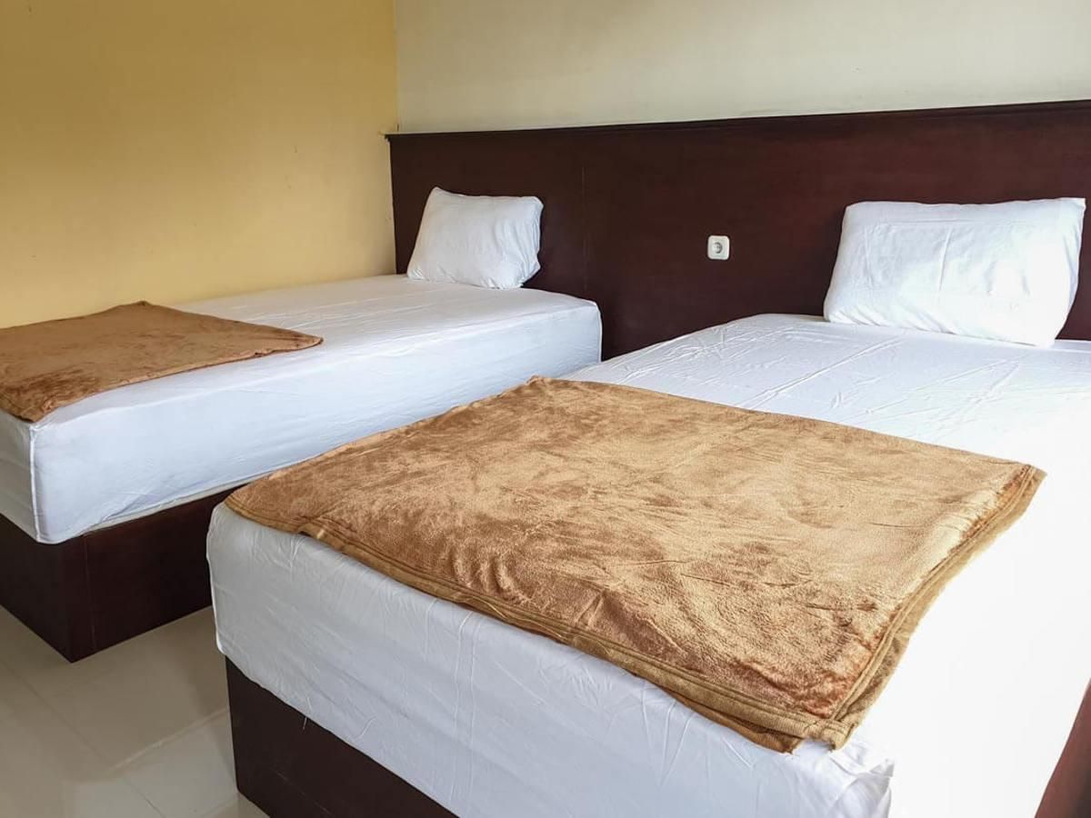 Bromo 22 Homestay Syariah near Terminal Bayuangga Probolinggo Mitra RedDoorz Deluxe Twin Room 3