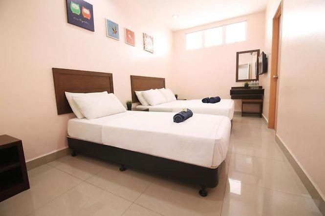 Sun Inns Hotel Bestari Jaya Family Triple Room 2