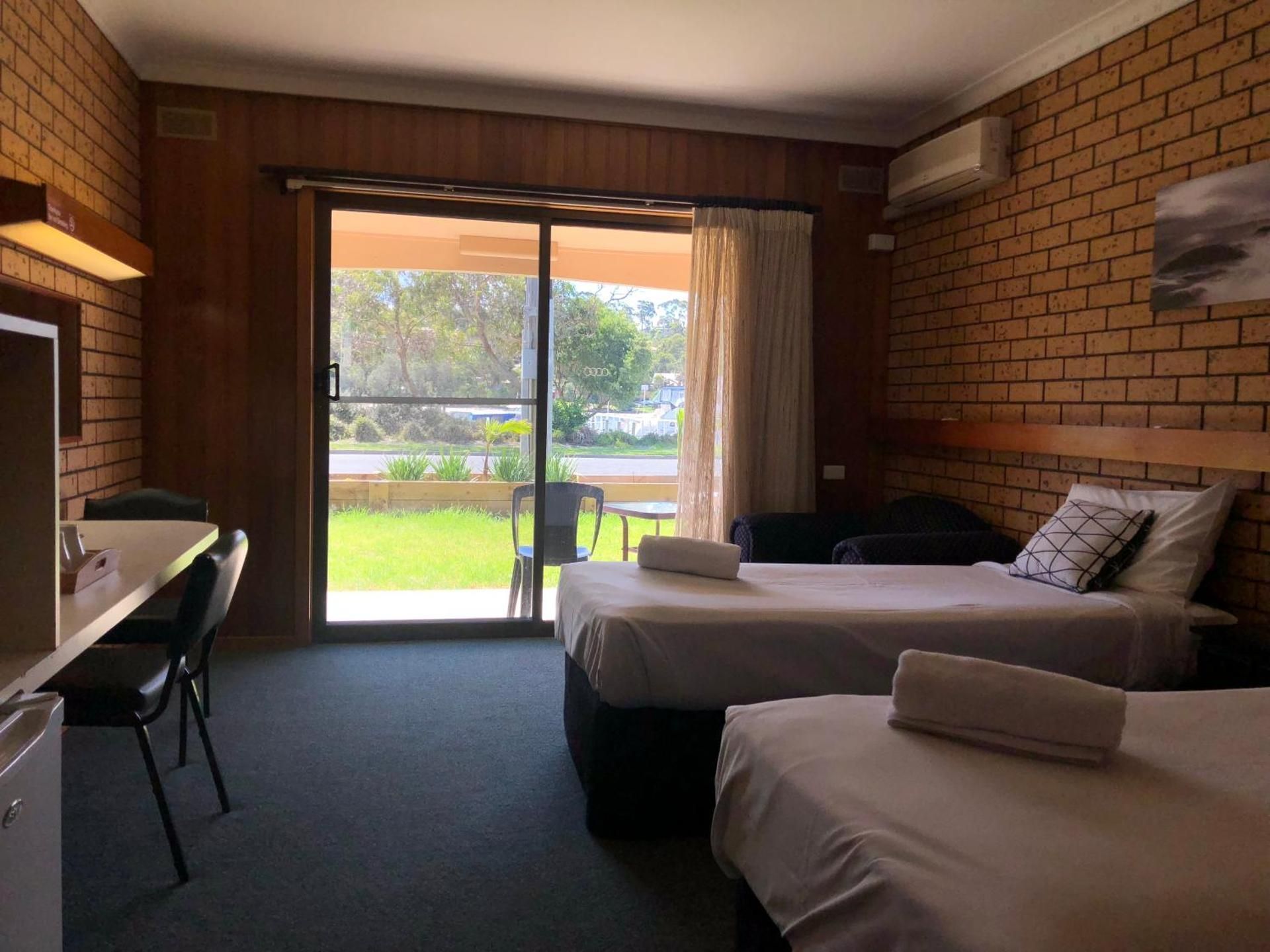 Lakeside Twin Room - Non-Smoking