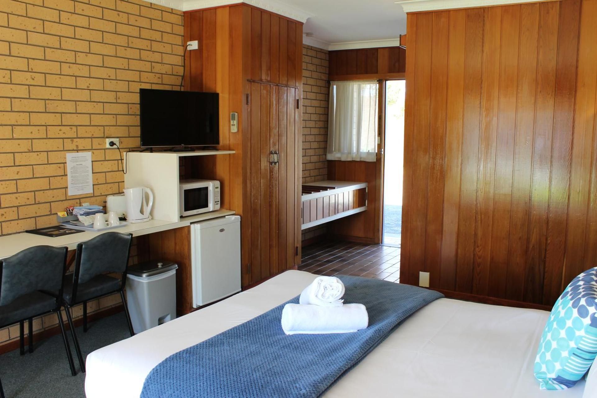 Queen Room with Lake View