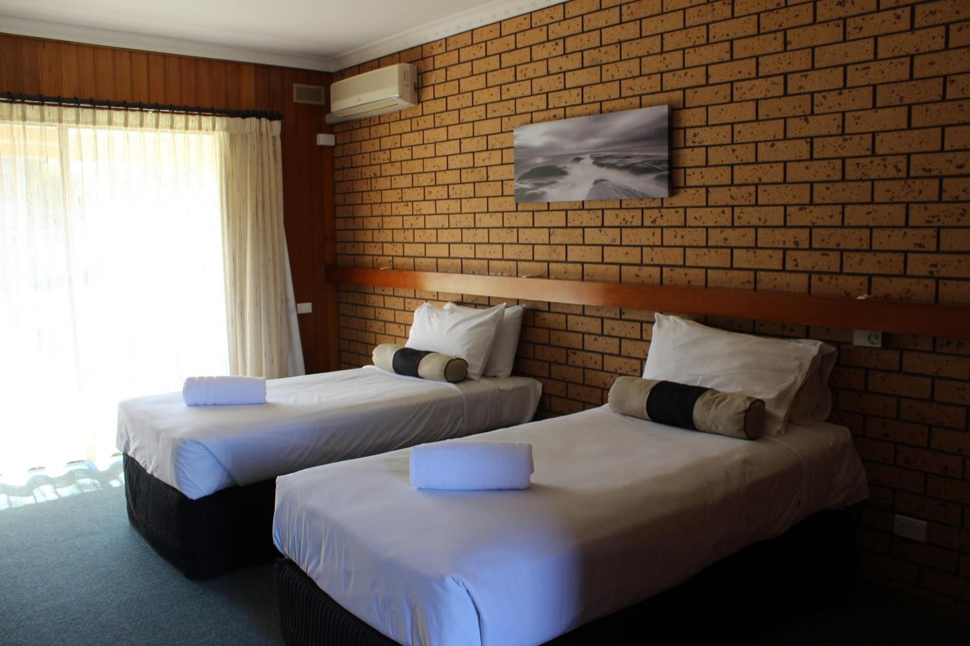 Lakeside Twin Room - Non-Smoking
