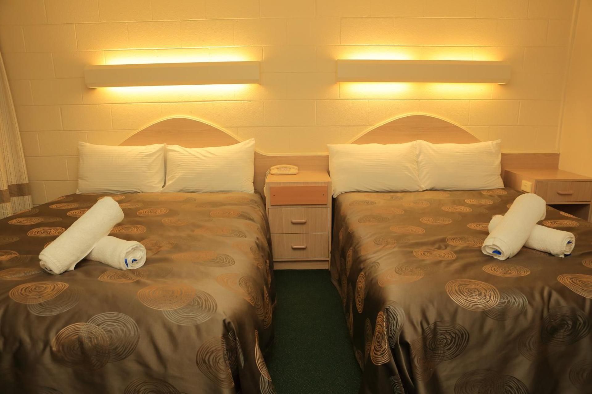 Ocean Views Motel Lakes Entrance Quadruple Room - Non Pet Friendly 2