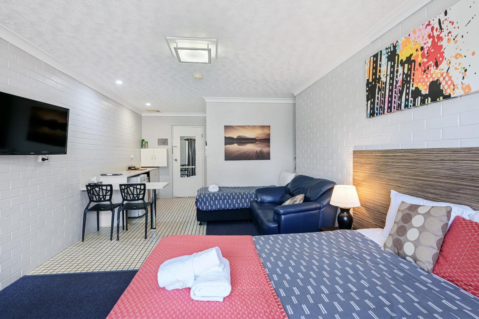 A Raceview Motor Inn Queen Double with Single Bed 2