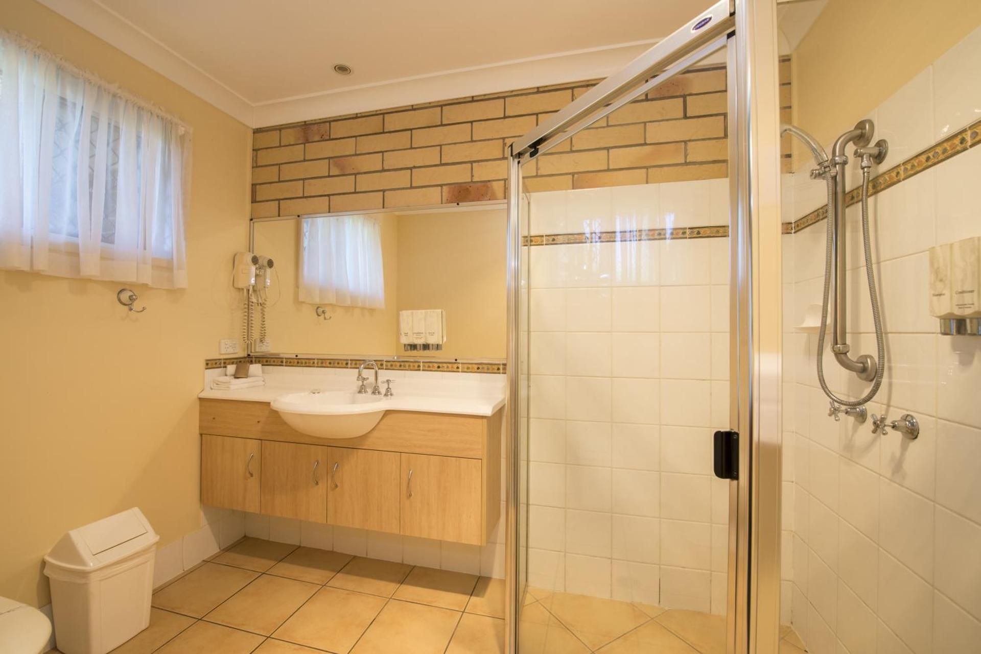 Cotswold Motor Inn Deluxe Suite 2