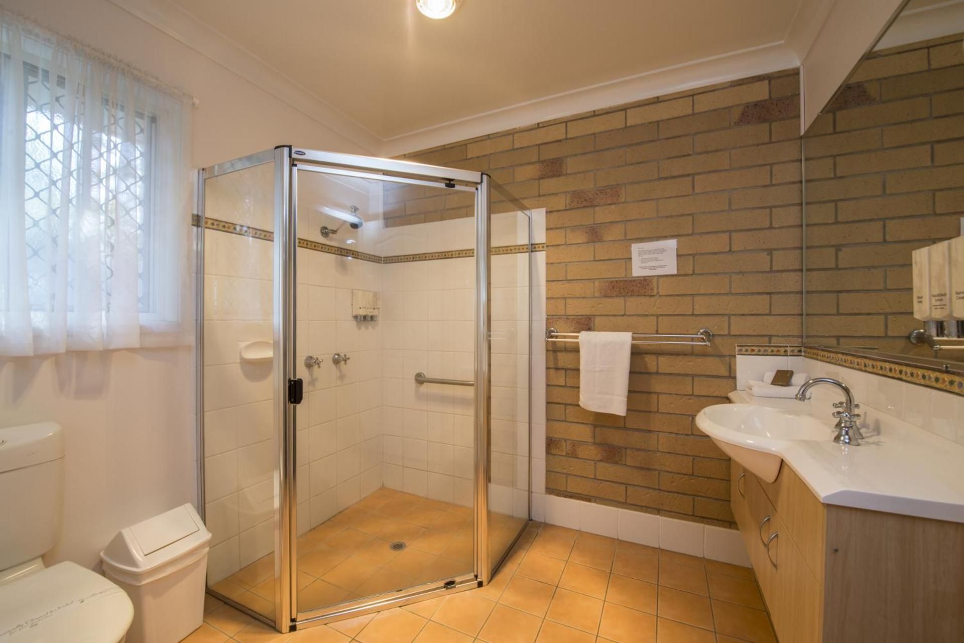 Cotswold Motor Inn Deluxe Twin Room