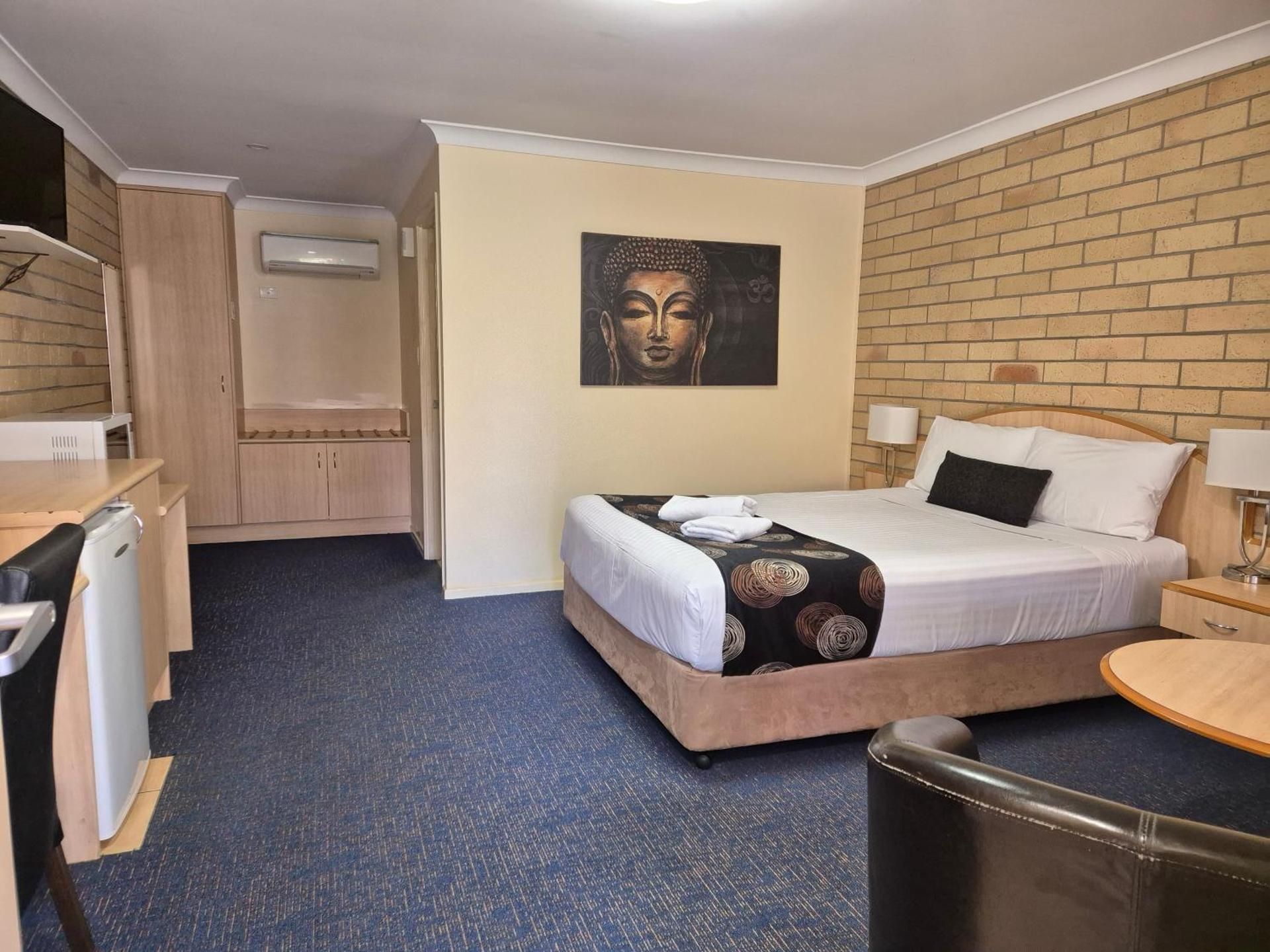 Cotswold Motor Inn Deluxe Suite