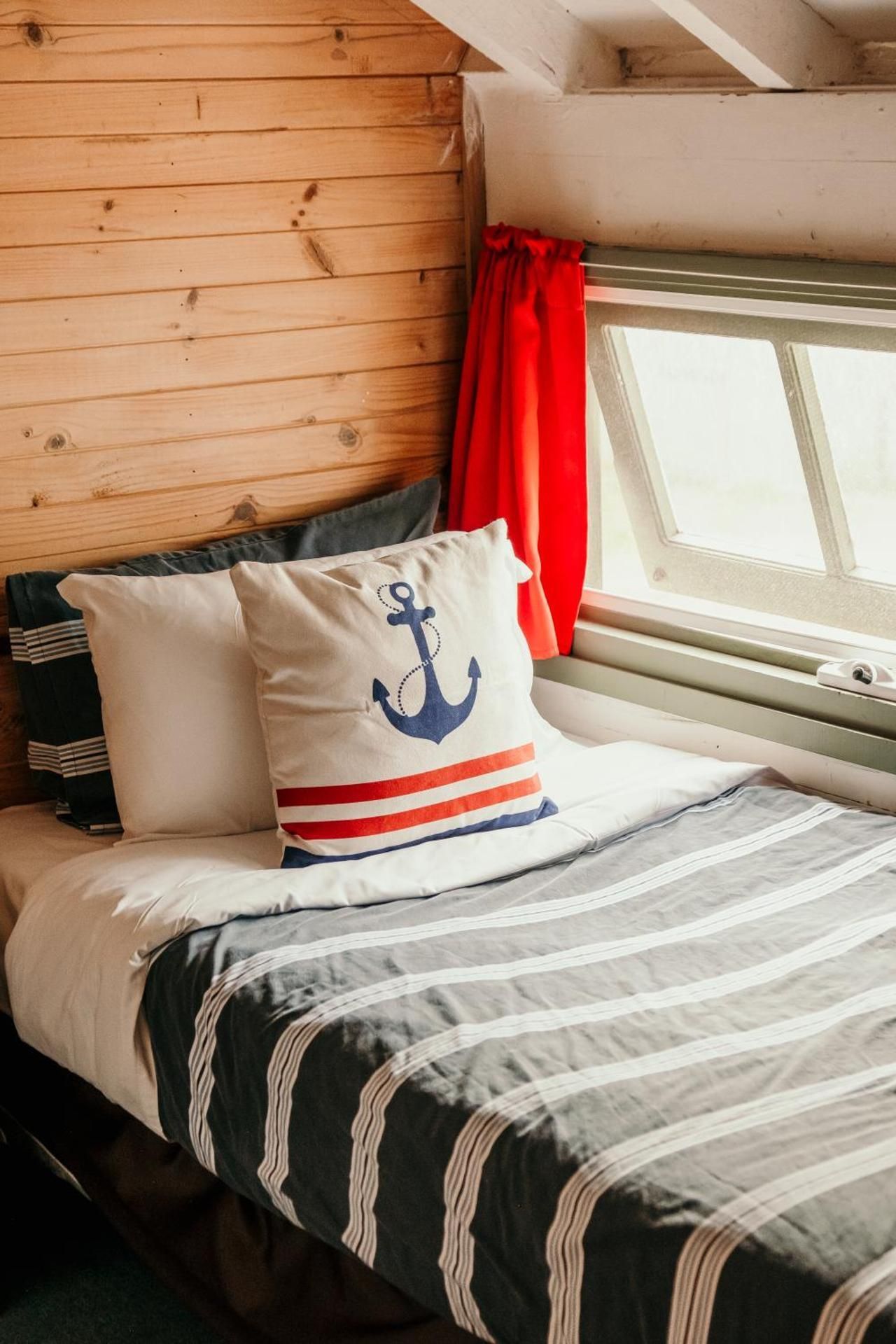 Budget Single Room with Shared Bathroom