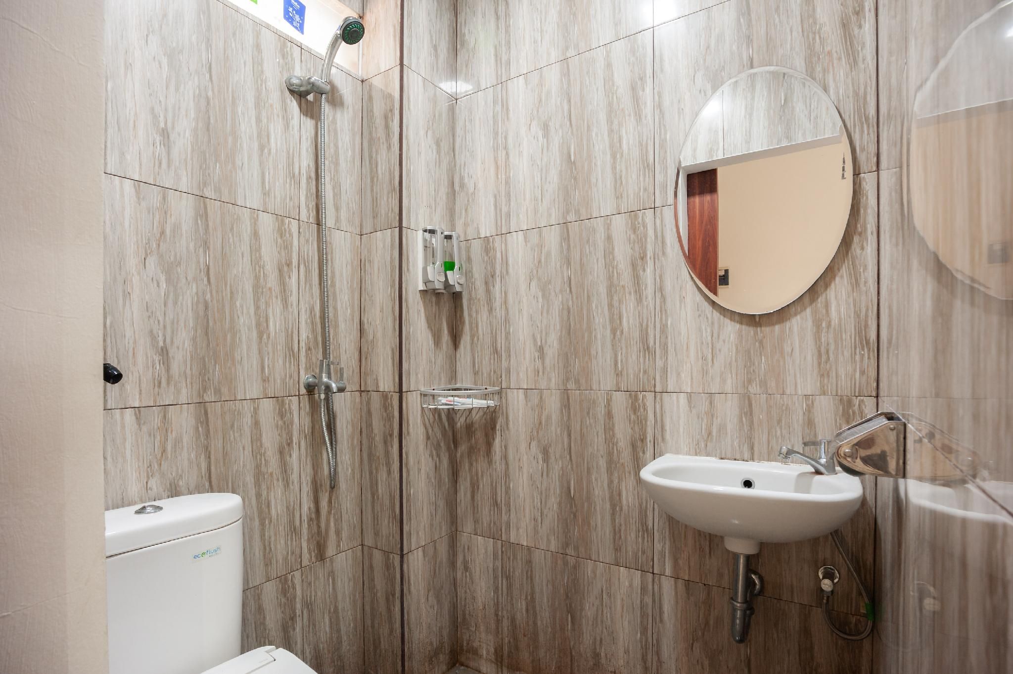 Urbanview Hotel Amarilis Sentul Bogor by RedDoorz Economy Twin Room 3