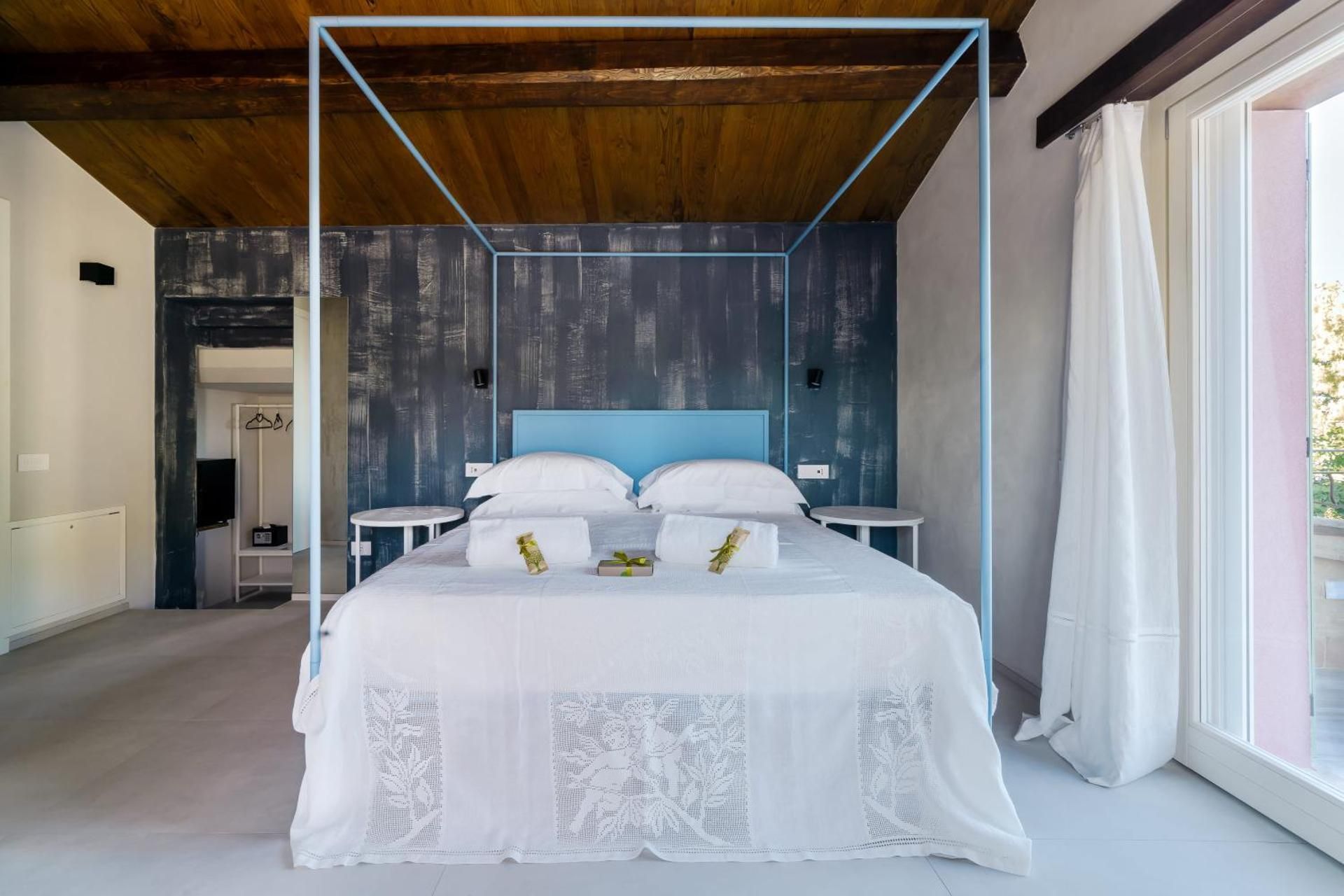 Deluxe Double Room with Balcony and Sea View