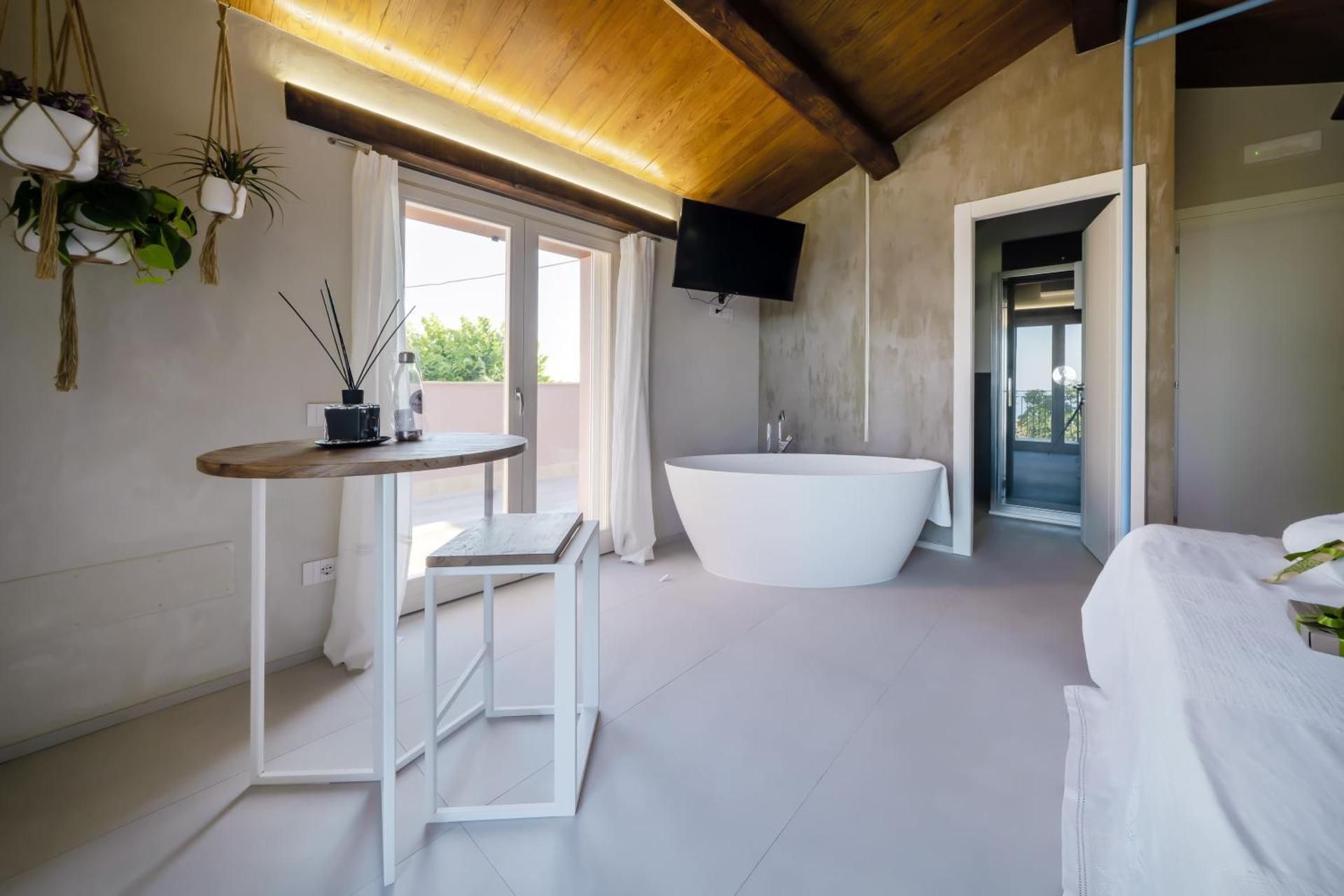 Deluxe Double Room with Balcony and Sea View