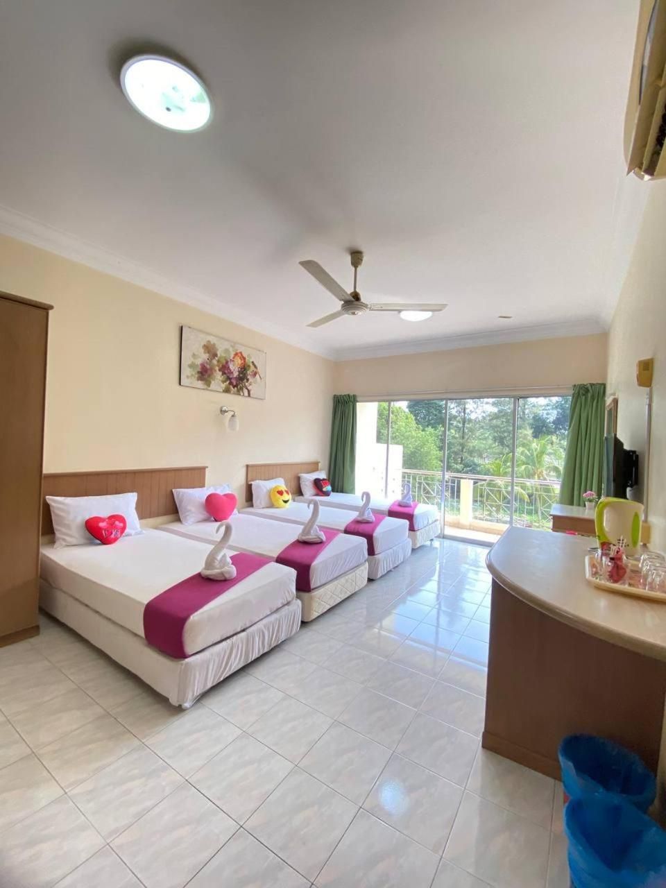 Teluk Batik Holiday Apartment Deluxe Family Suite