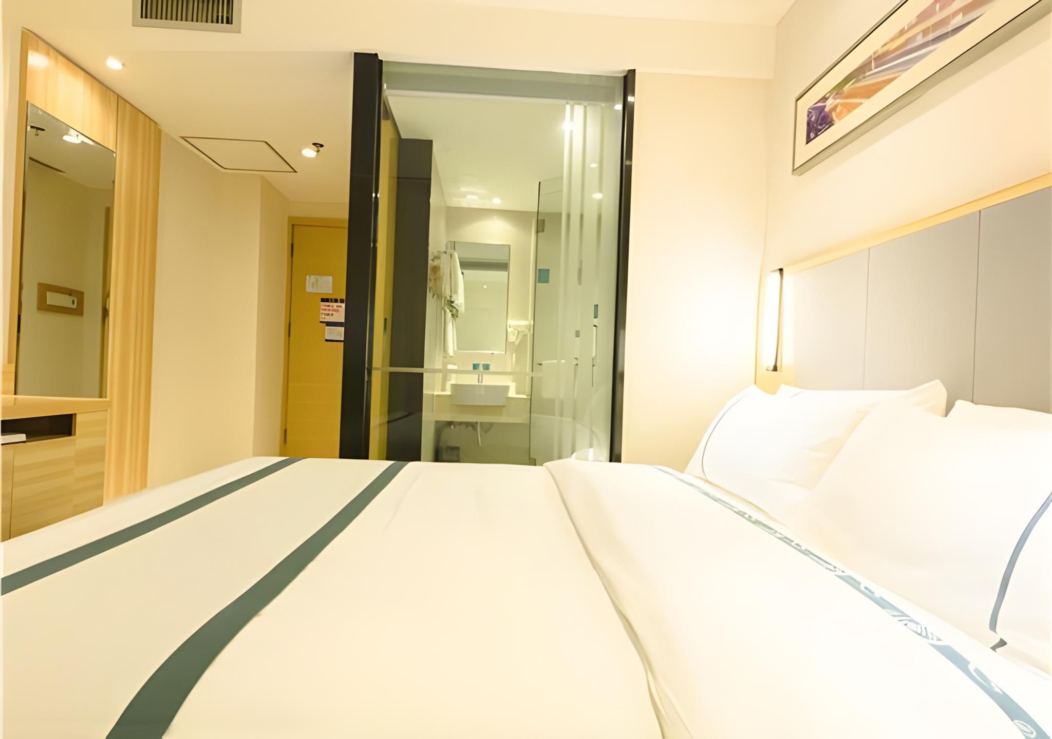 Stand Queen Room