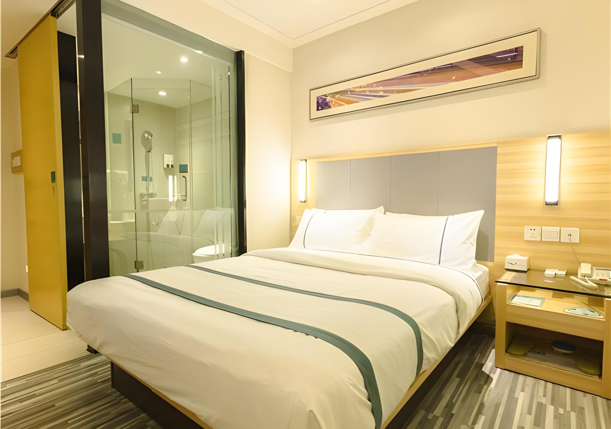 Stand Queen Room
