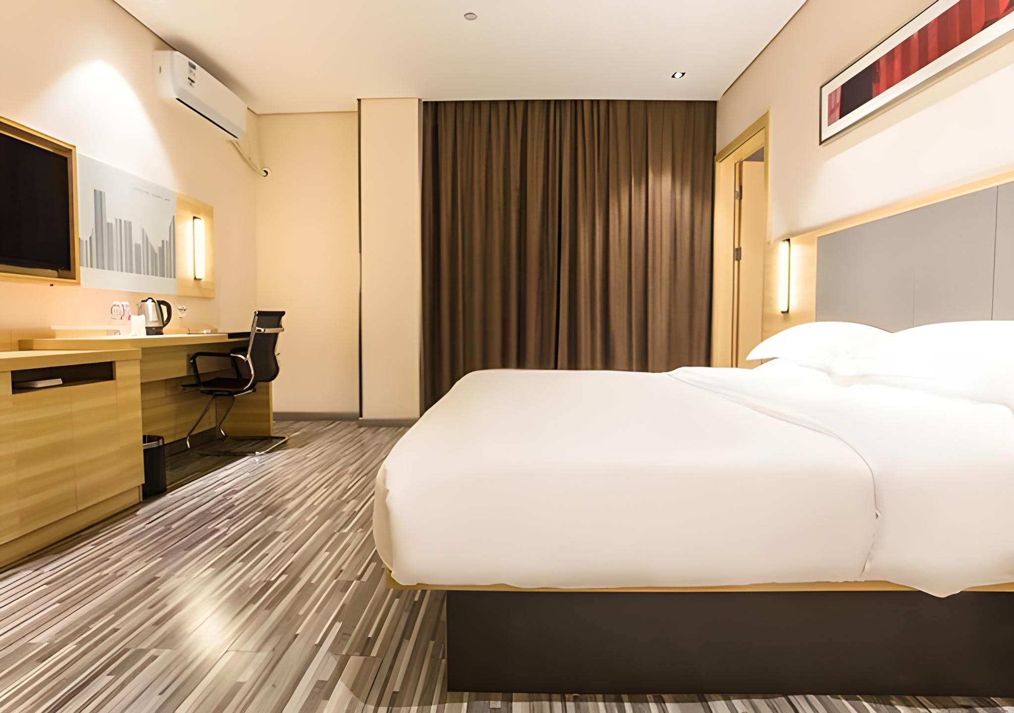 Stand Queen Room