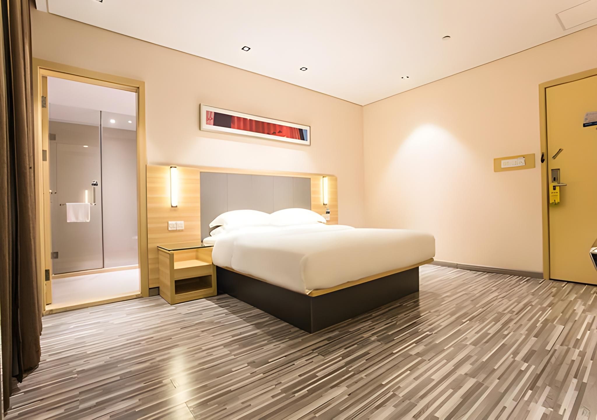 Stand Queen Room