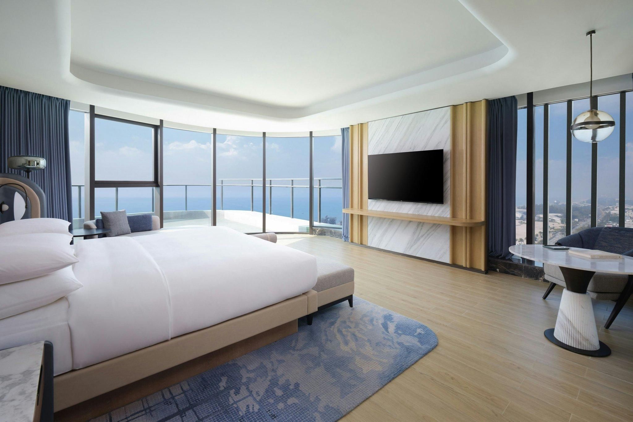 Beibu Gulf Suite, Larger Suite, 1 King, Seafront, Balcony
