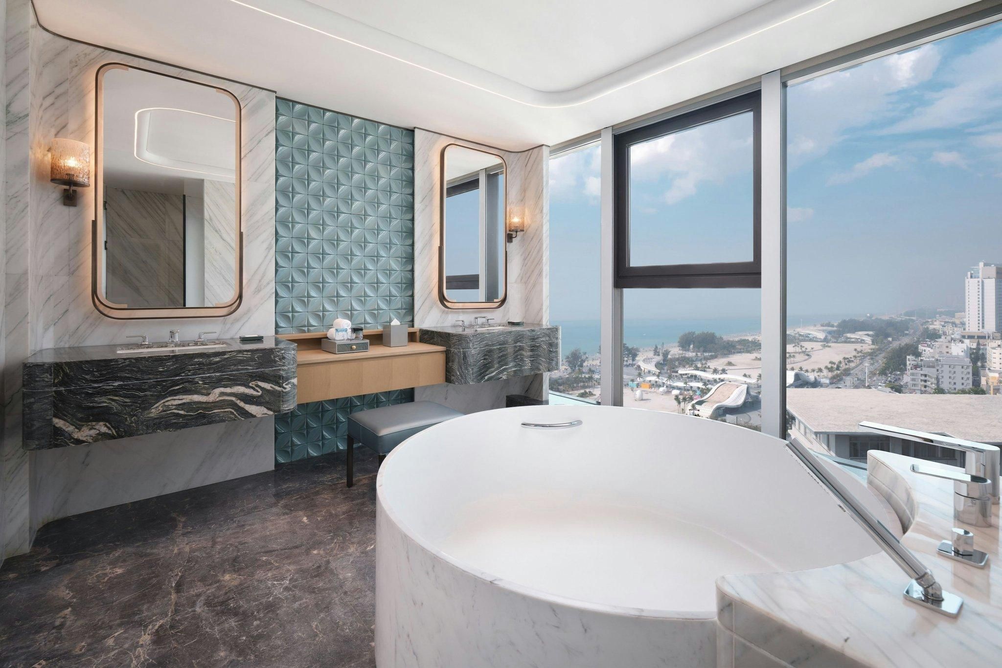 Beibu Gulf Suite, Larger Suite, 1 King, Seafront, Balcony