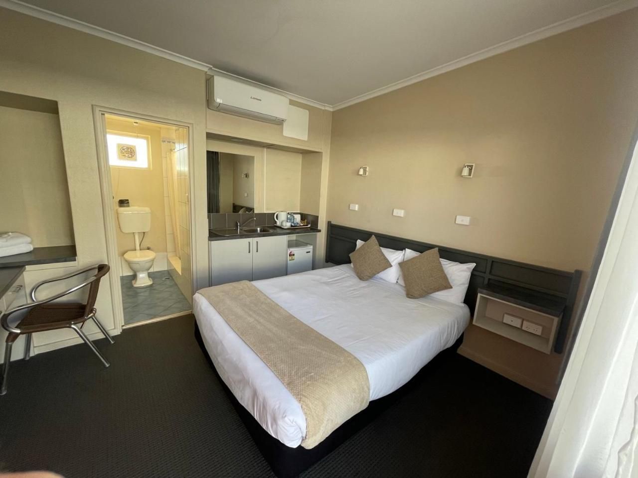 1 Queen Room- Non-Smoking