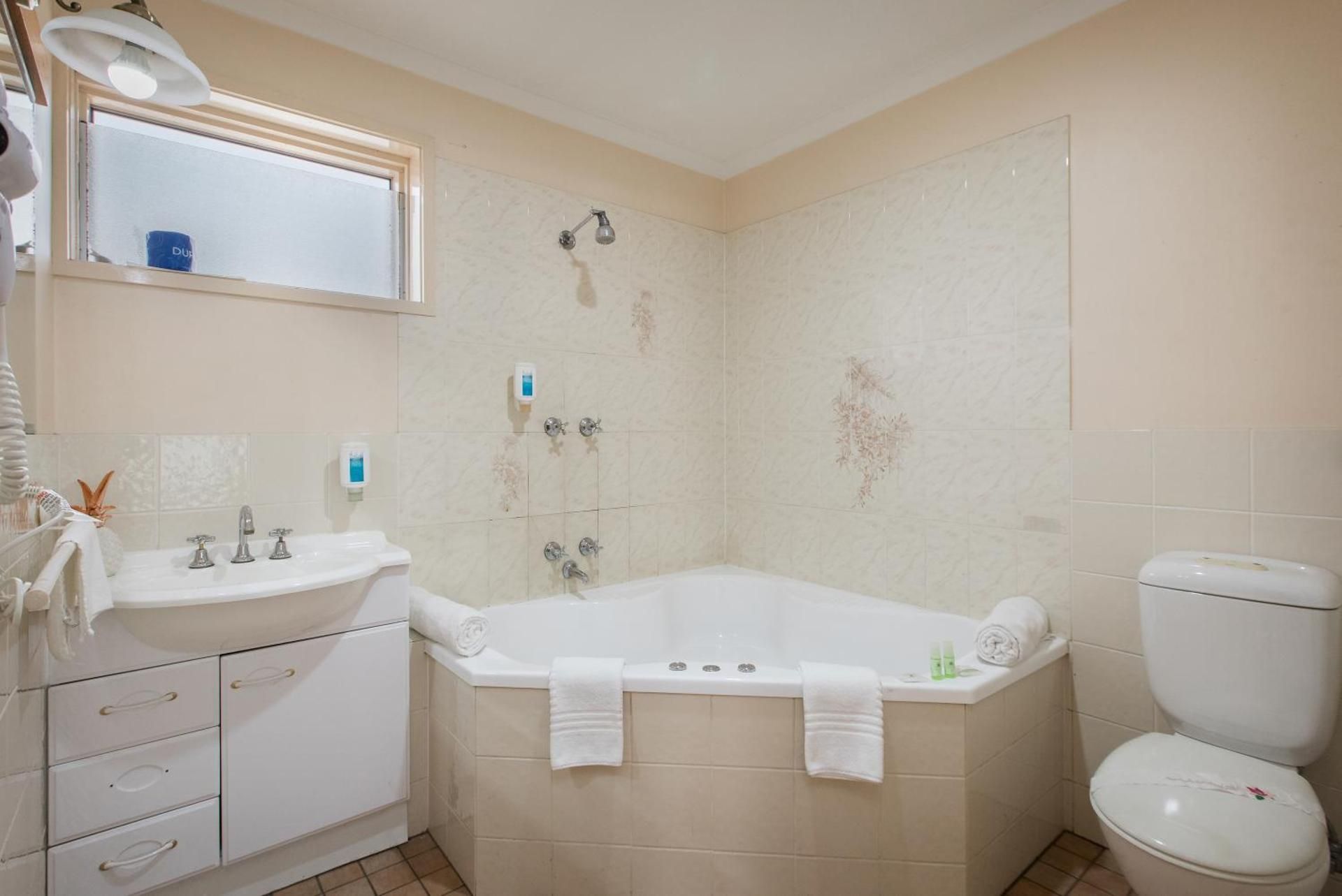 Australia Park Motel Double Room with Spa Bath 2