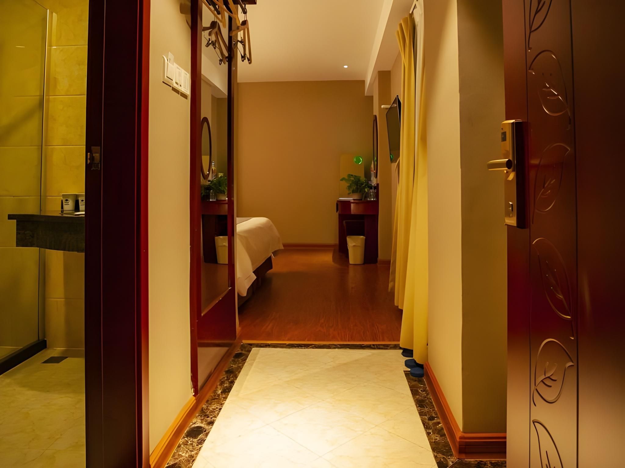 GTR - 1 Bed Guest Room with Aisle window