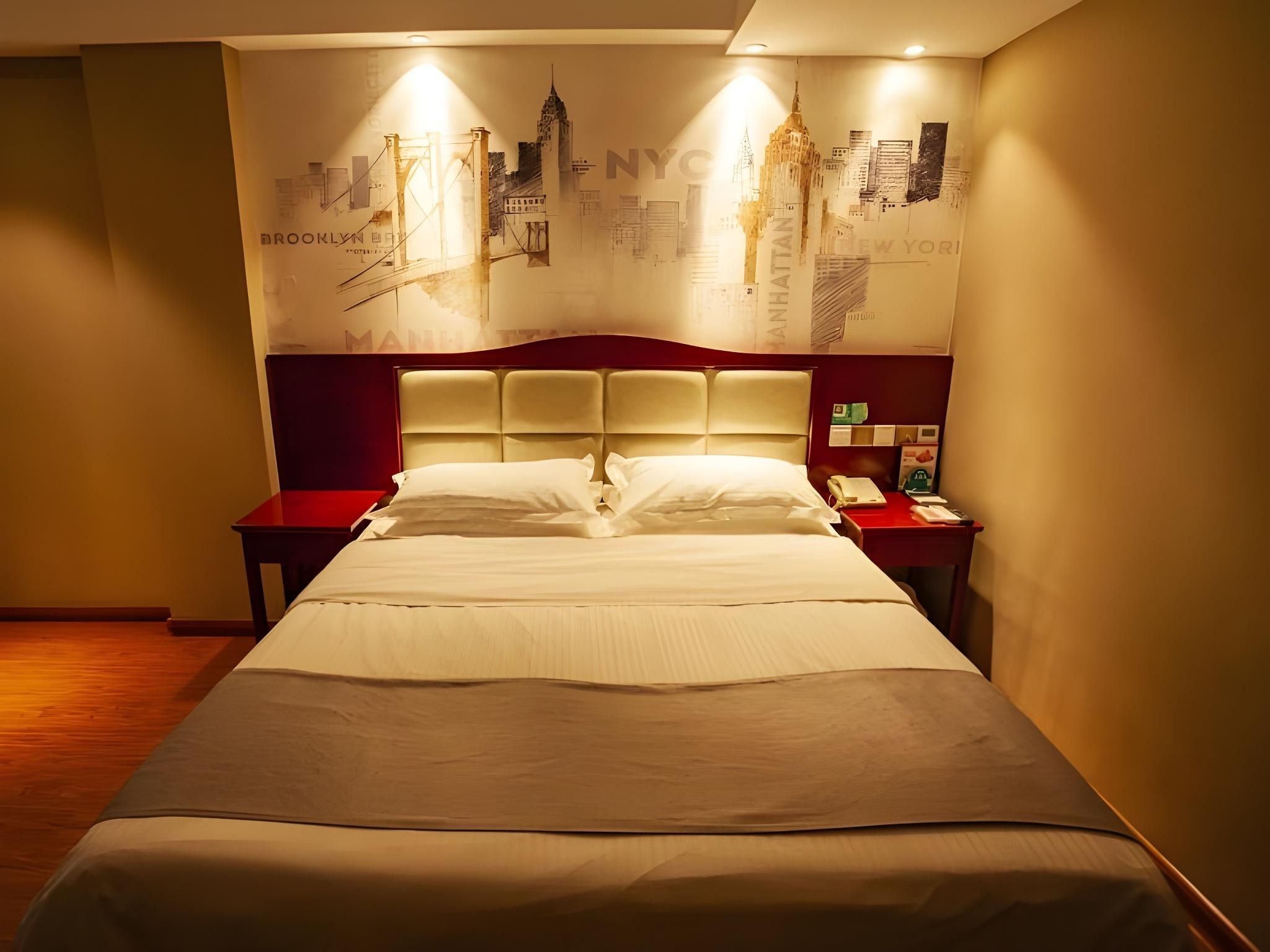 Hotel Queen Room