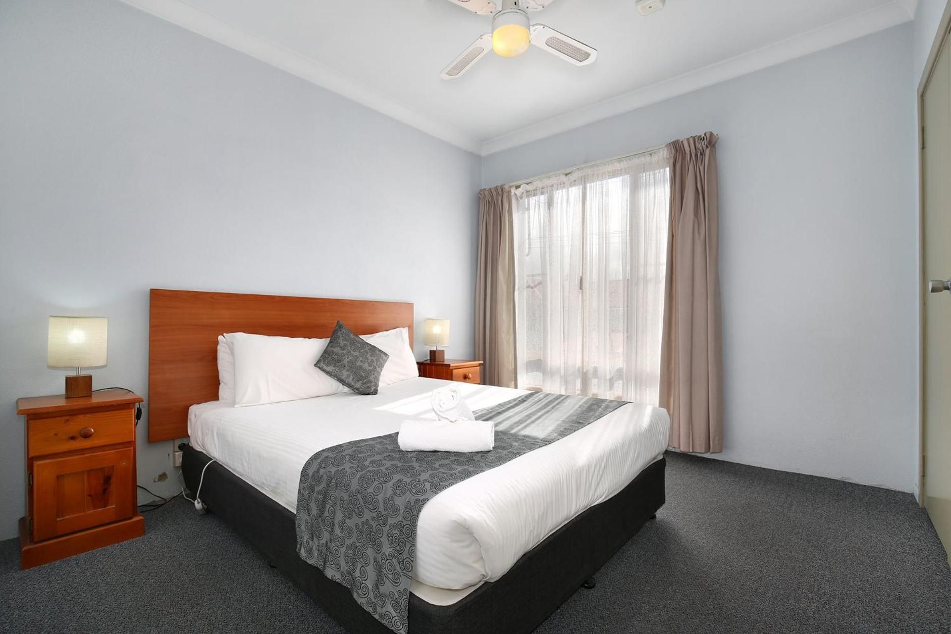 New England Motor Inn Queen Room