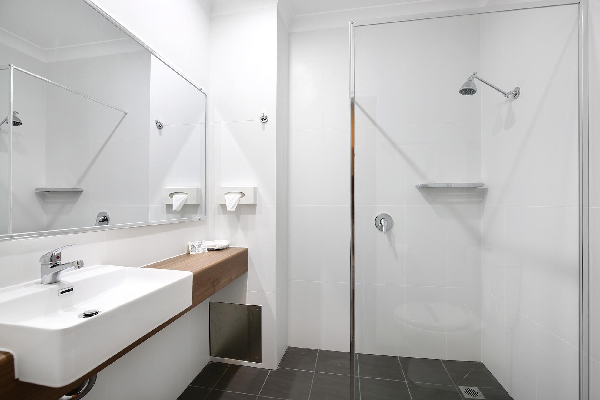 New England Motor Inn Queen Room 3