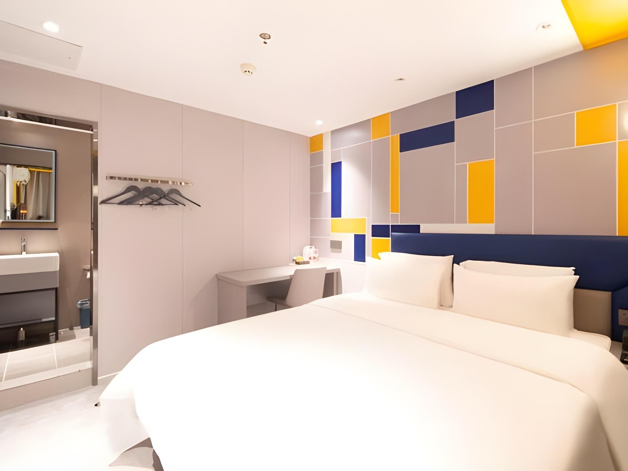 Business Queen Room