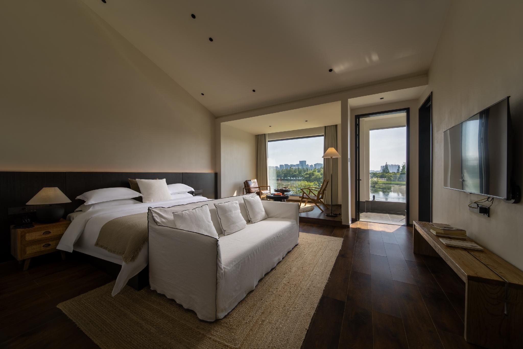 Lakeside View King Room with Balcony