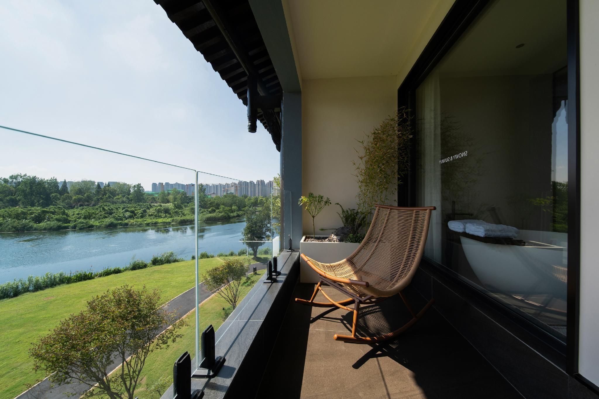 Lakeside View King Room with Balcony