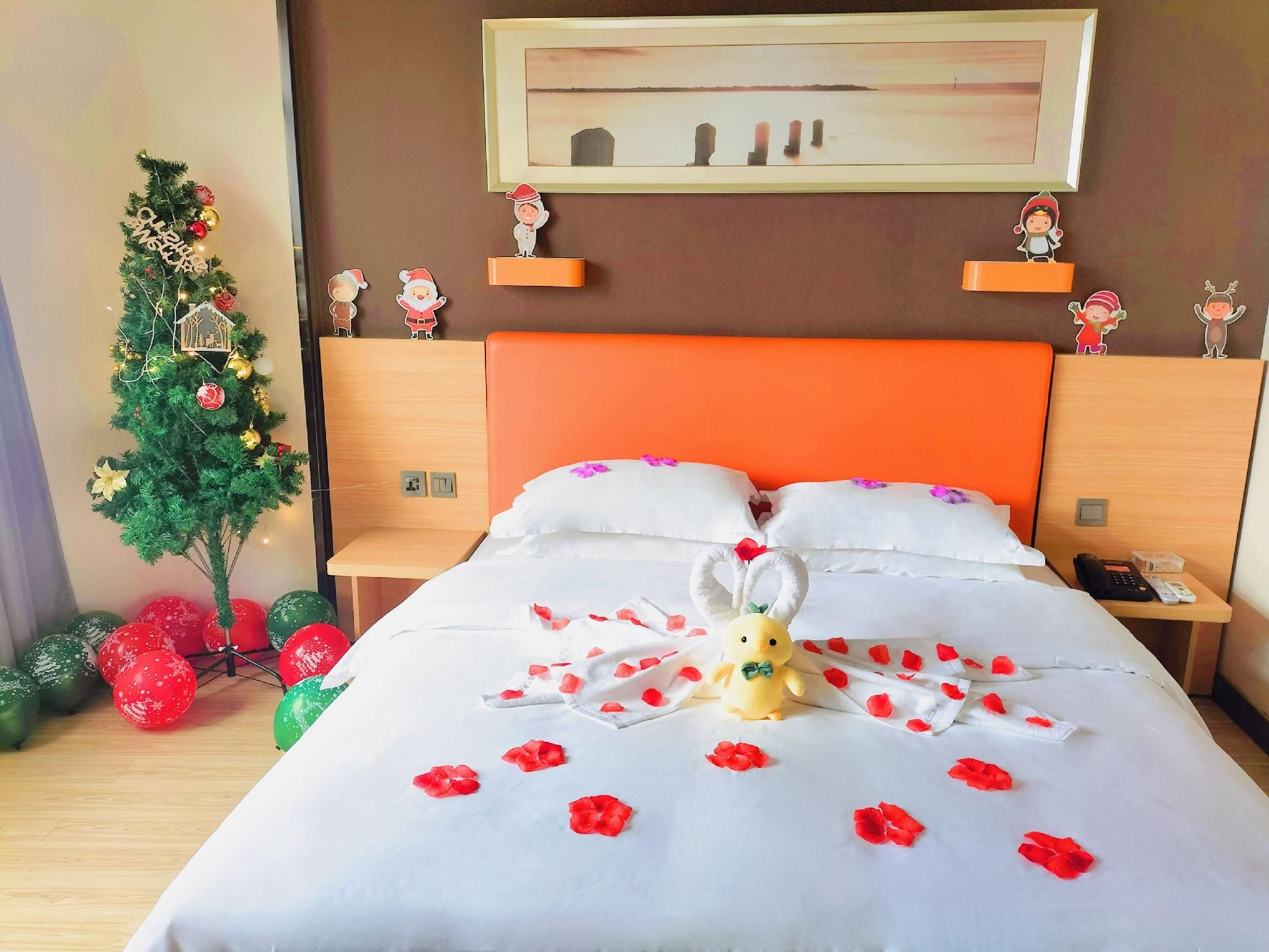 WH - Holiday Theme Room