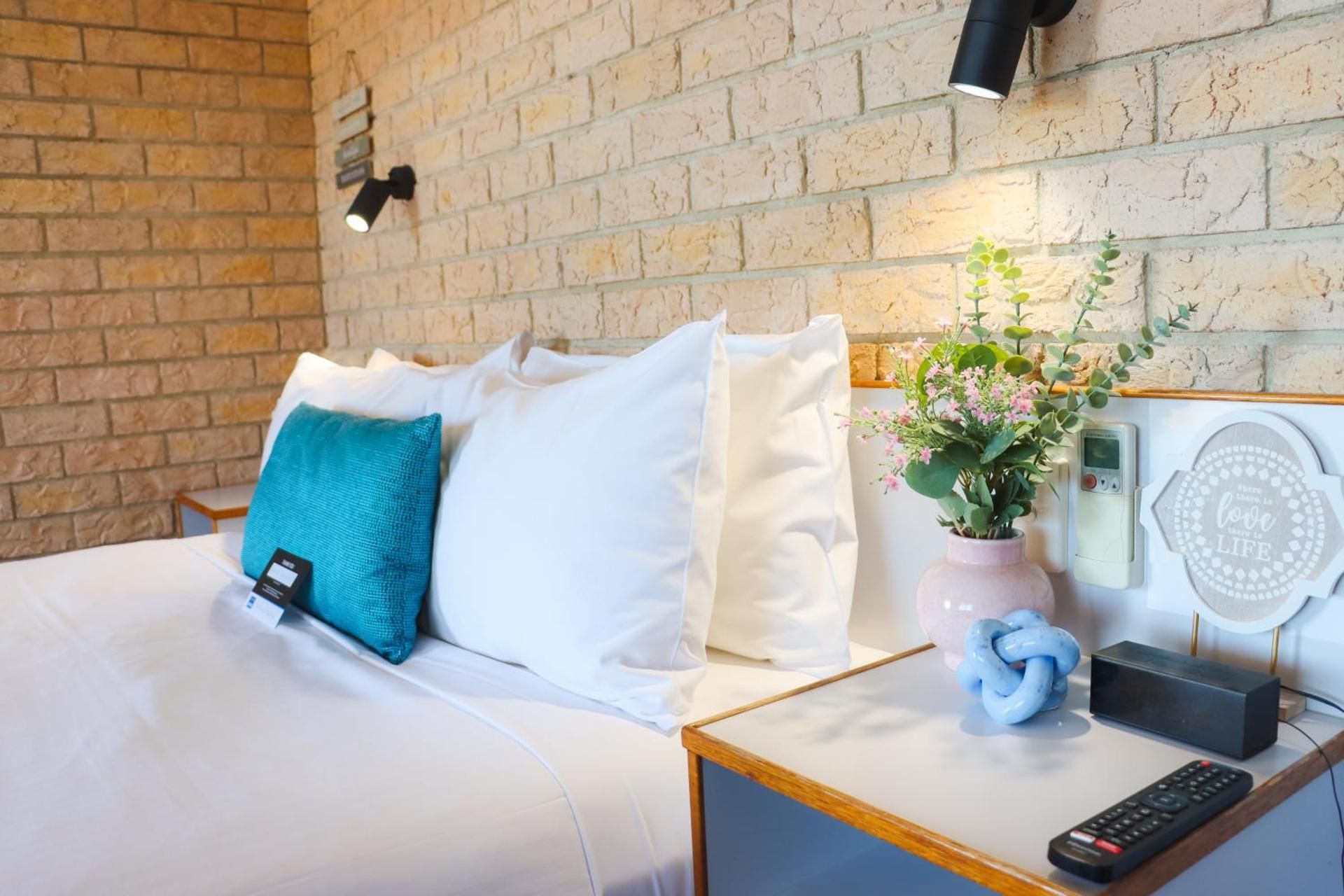 Deluxe Queen Room - Non Pet Friendly