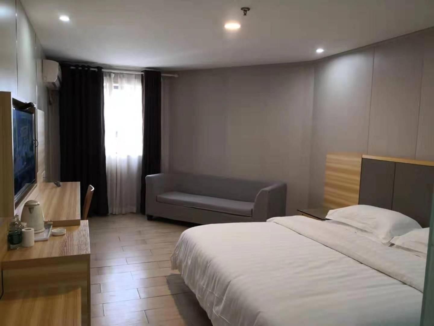 Comfortable Queen Room