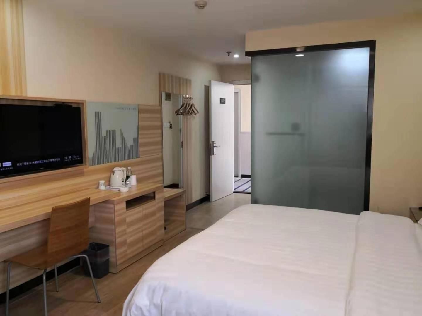 Comfortable Queen Room
