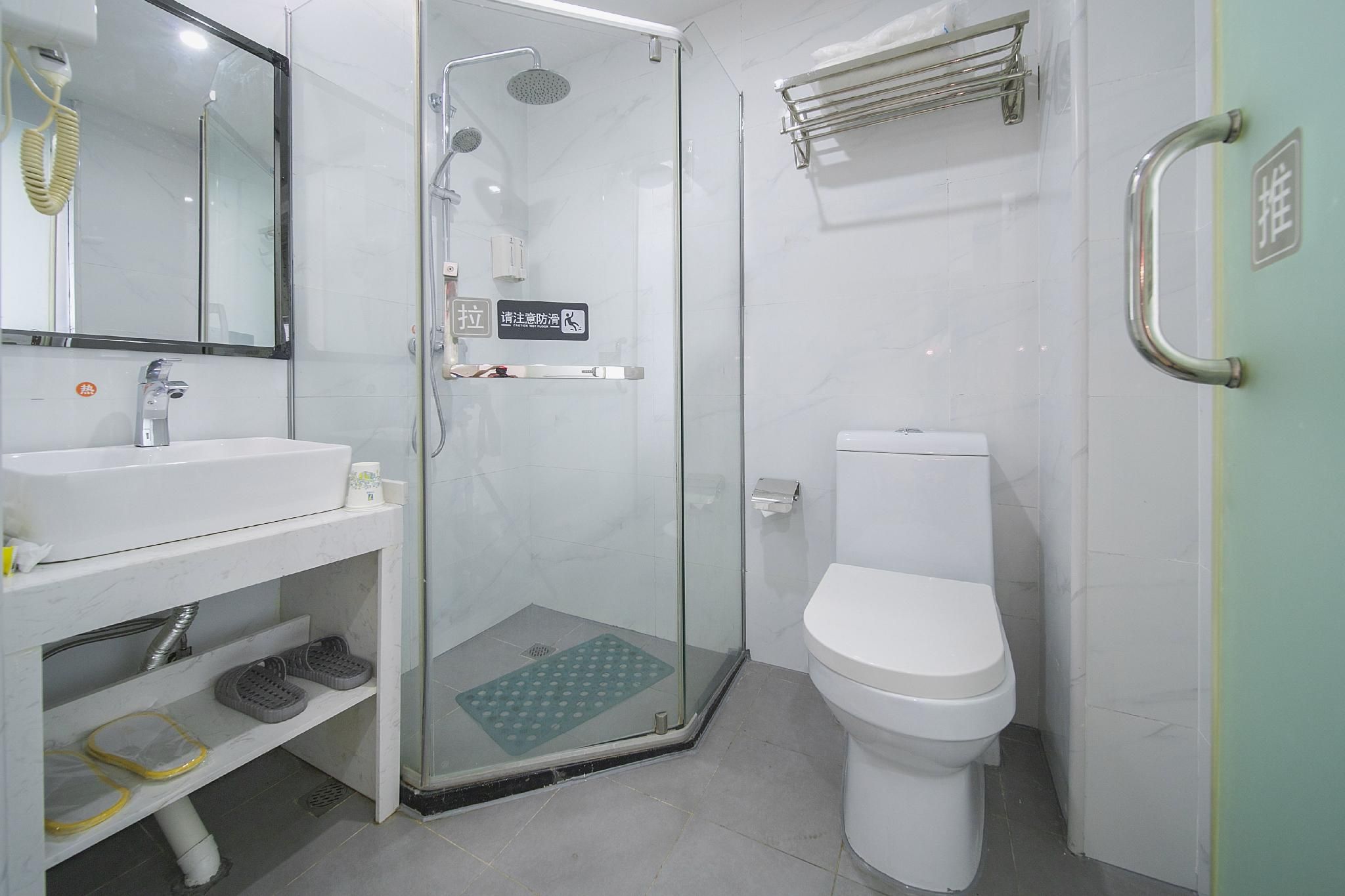 Feature Queen Room
