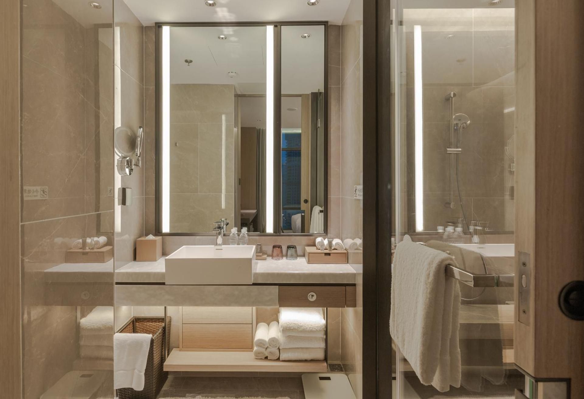 Executive, 1 Bedroom Larger Suite, 1 King, Corner room