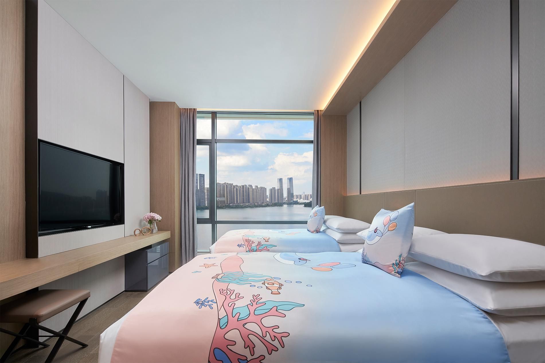 2 Bedroom Suite, Bedroom 1: 1 King, Bedroom 2: 2 Double, Lake view, Corner room