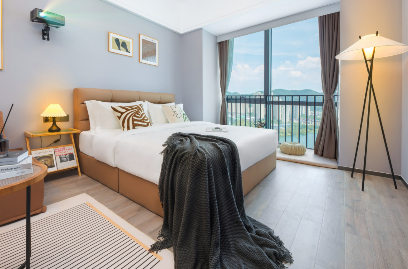 Apartment with Lake View