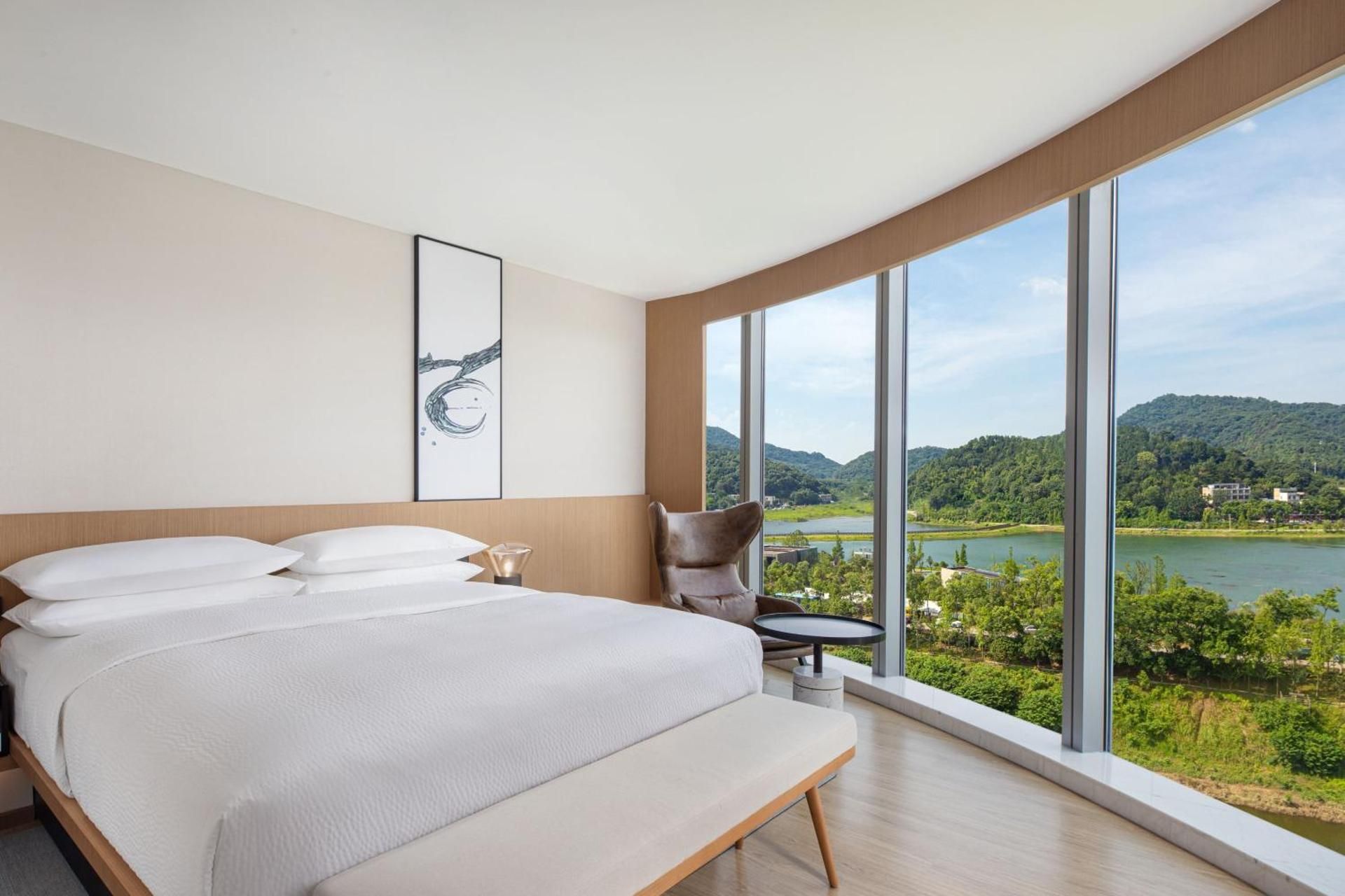 One-Bedroom Grand-Deluxe King Suite with Lake View