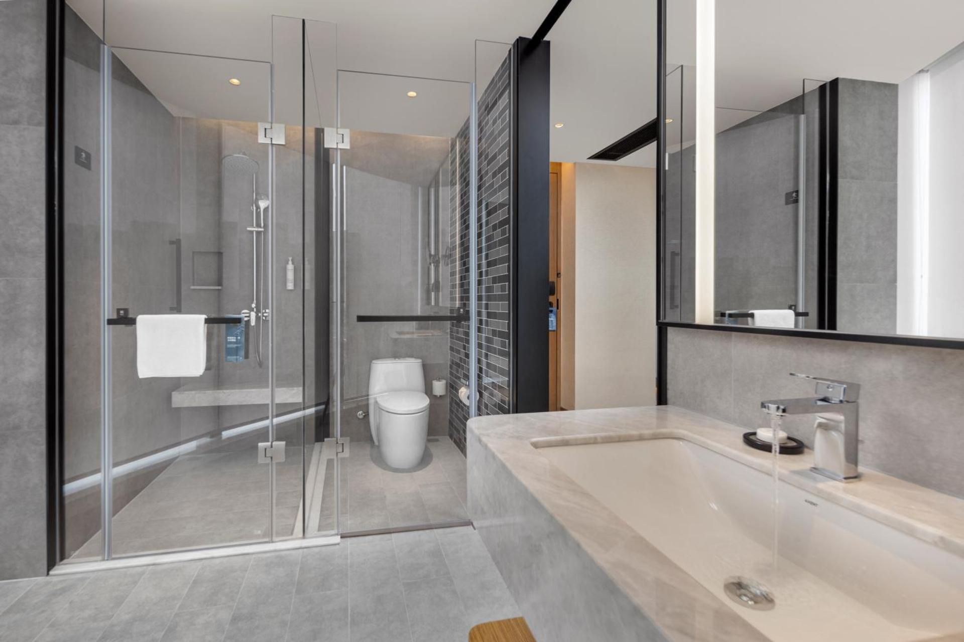 One-Bedroom Grand-Deluxe King Suite with Lake View
