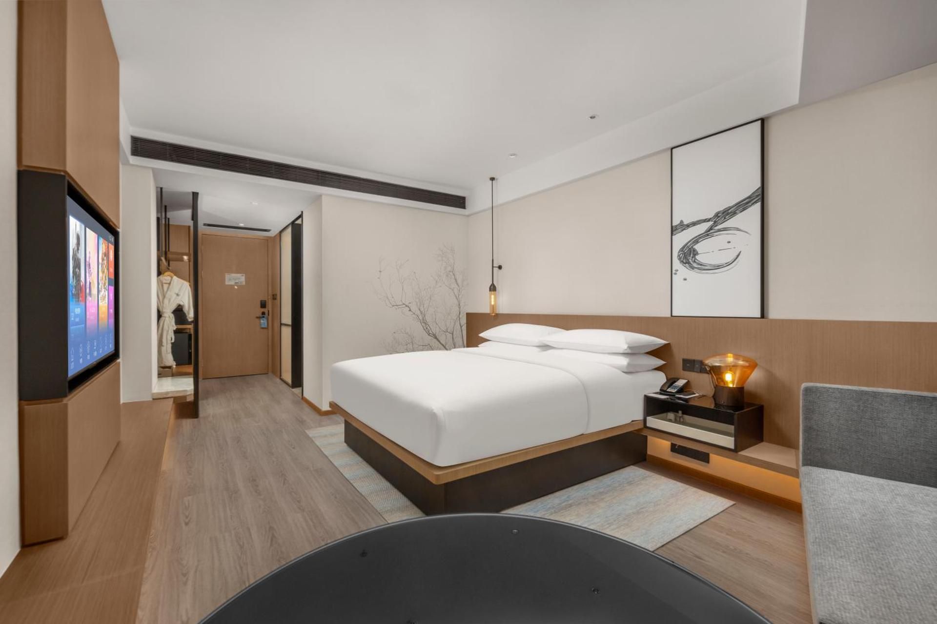 Deluxe, Guest room, 1 King, Lake view