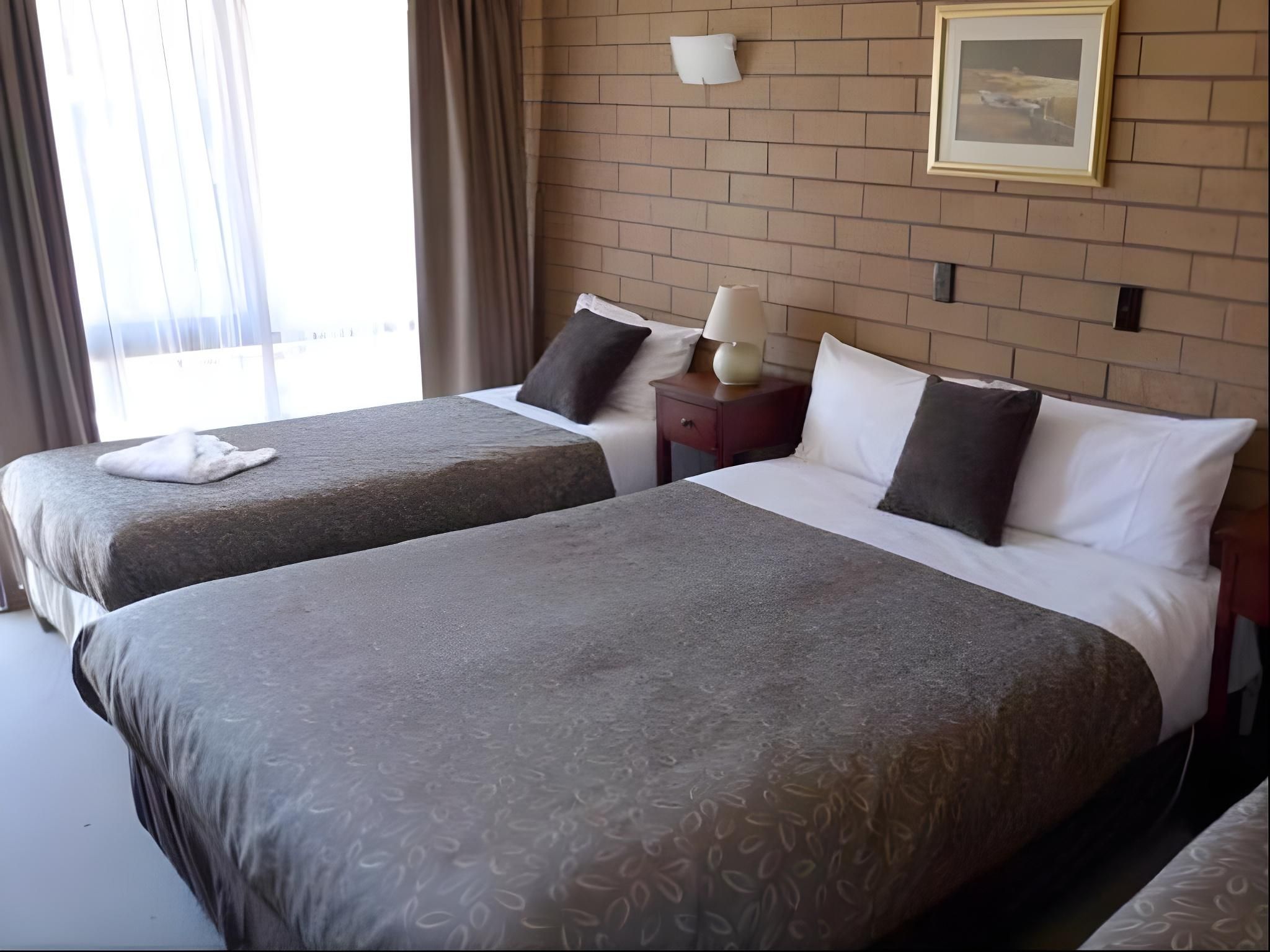 Rippleside Park Motor Inn Large Family Room