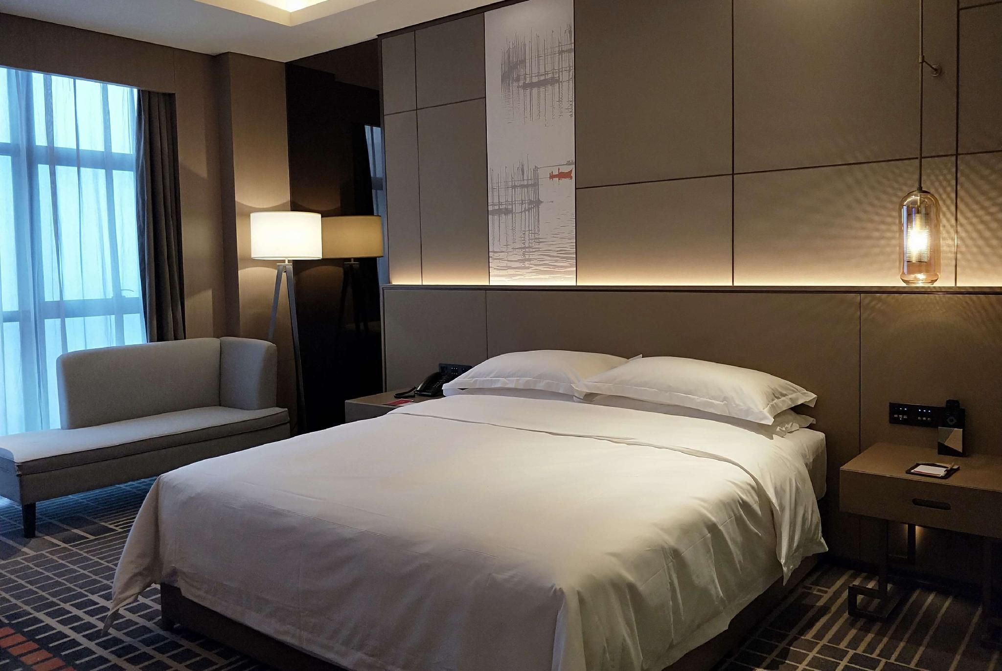1 King Bed, Business Room