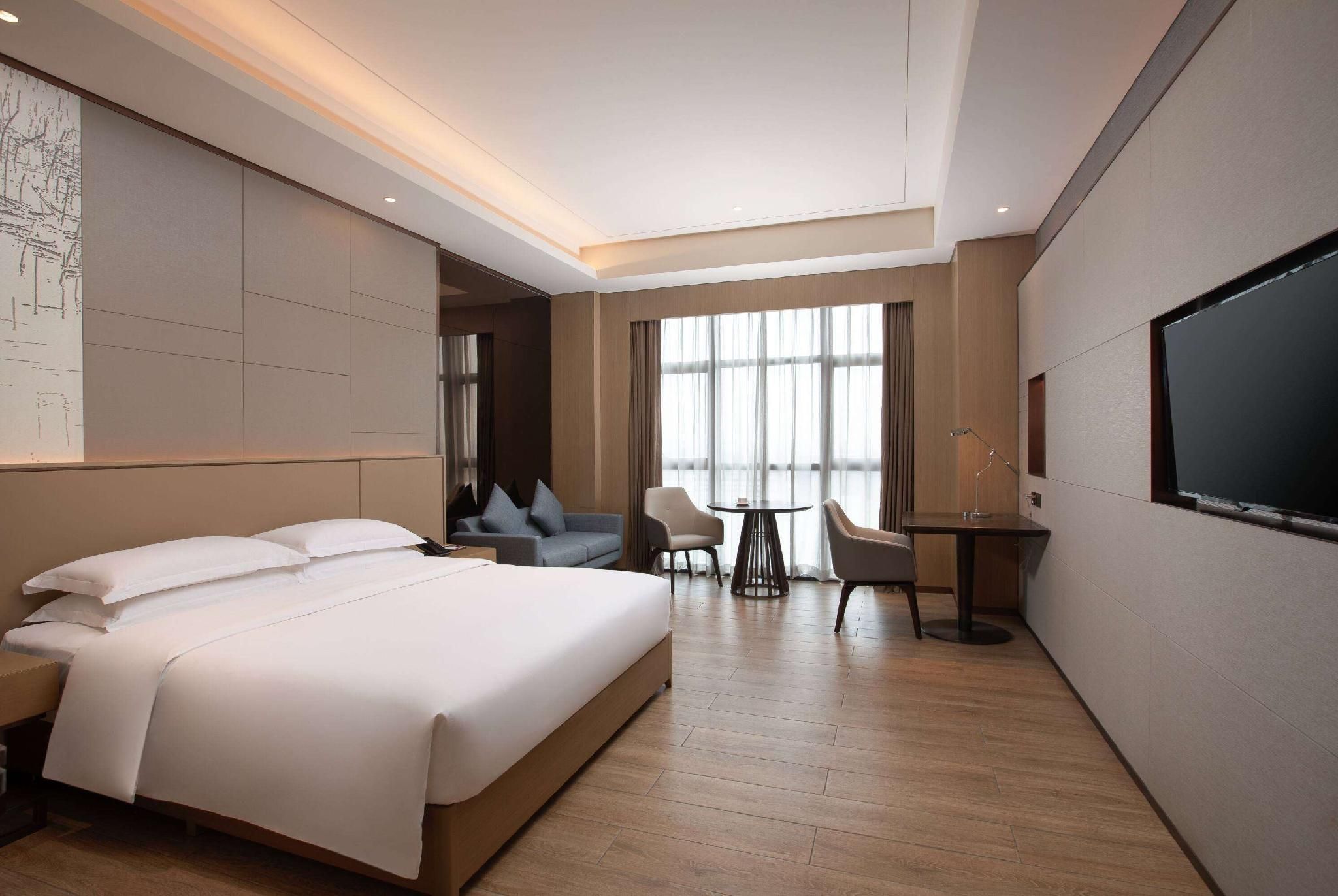 1 King Bed, Mobility Accessible Room, Smoking