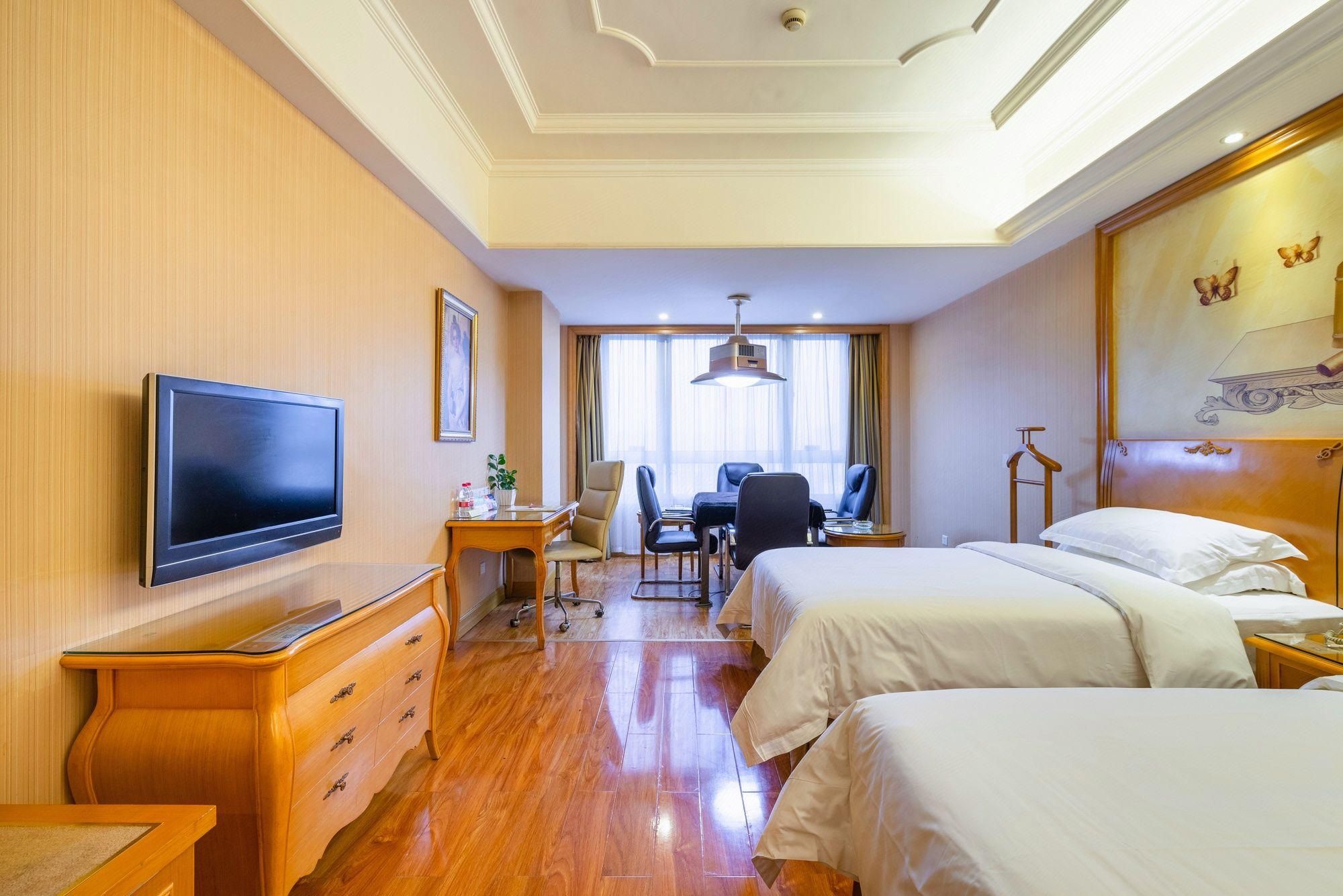 Vienna - Functional Chess Room With Twin Bed