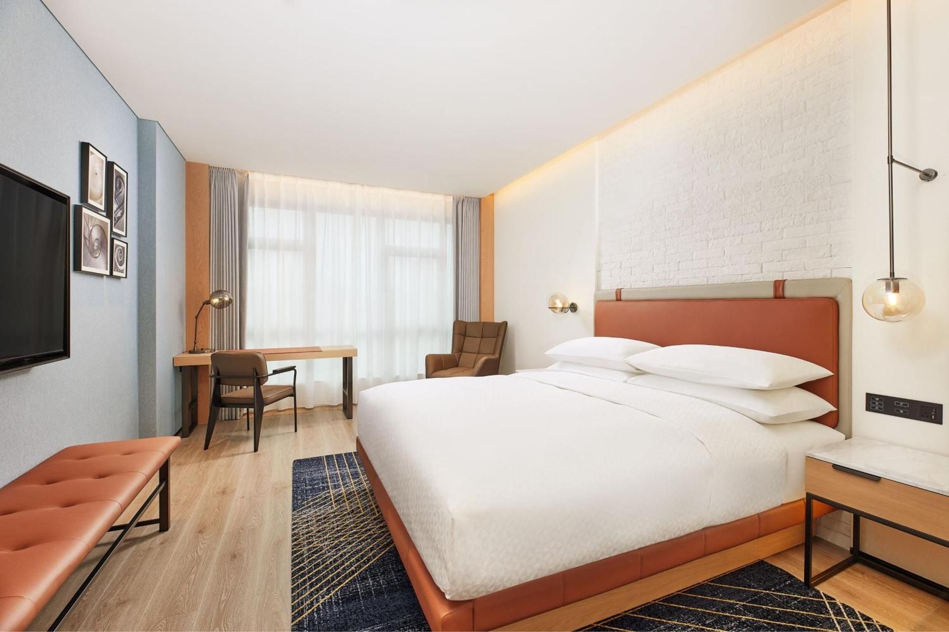 Standard King Room with City View