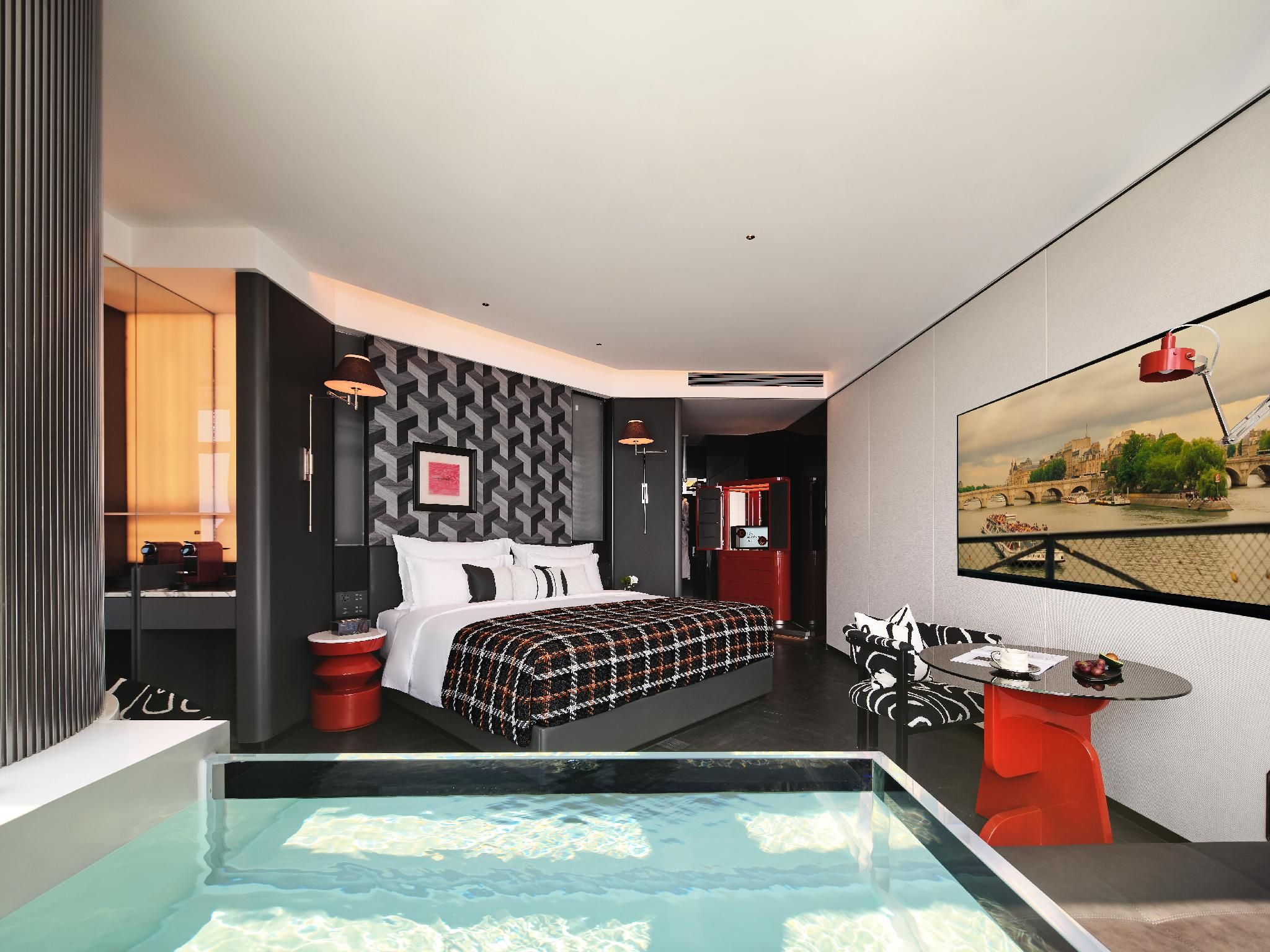 Basic City View King Room - Bathtub by the Window