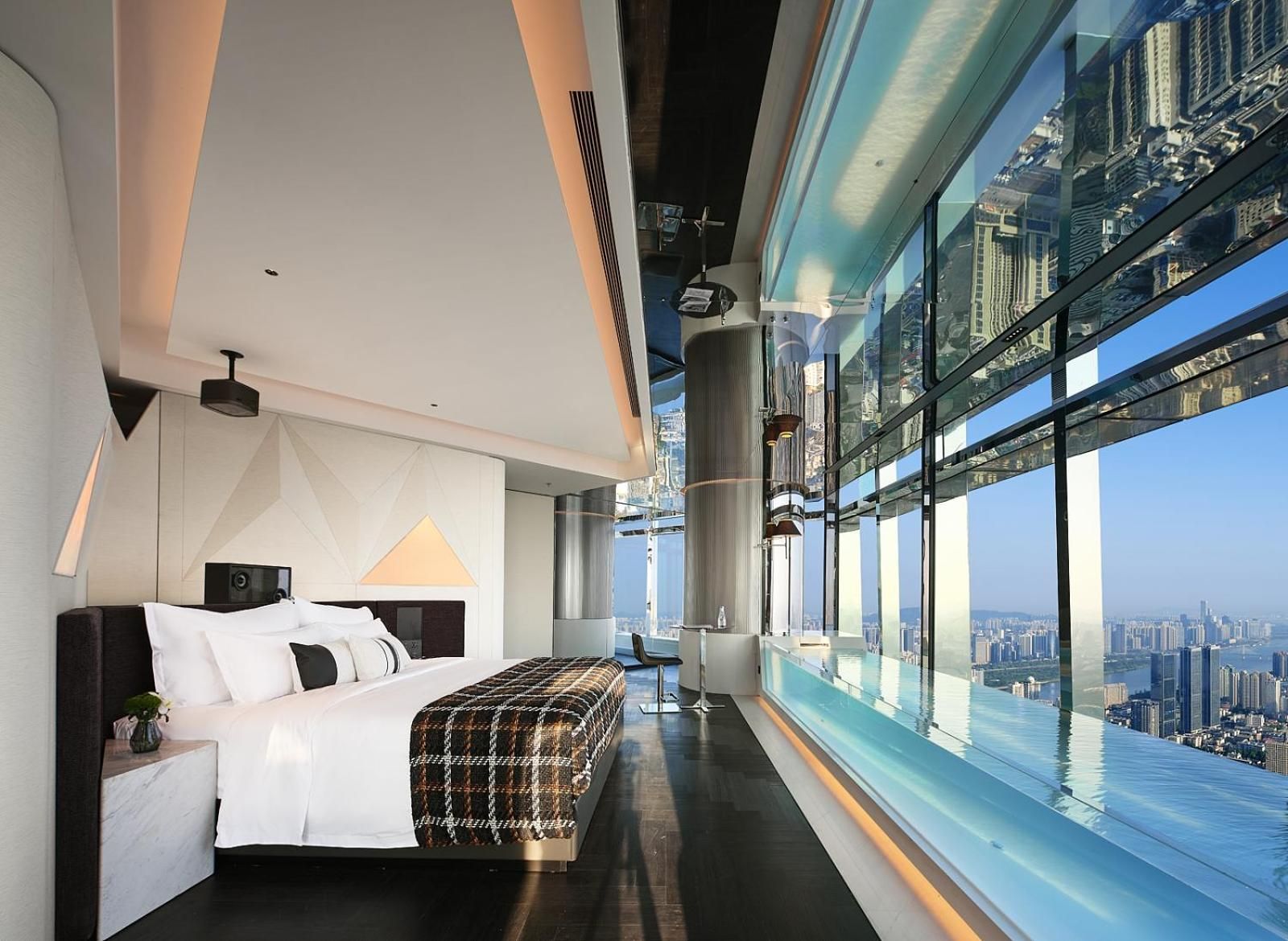 270° City-view Deluxe Suite With Bathtub
