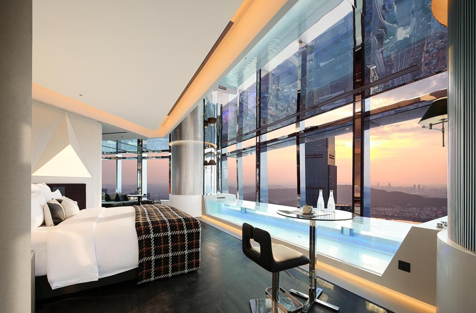 270° River View Deluxe Suite With Bathtub